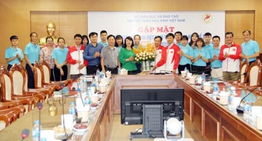 Thứ trưởng GD-ĐT Nguyễn Thị Nghĩa gặp mặt đoàn trước khi lên đường thi đấu (Ảnh: Báo Giáo dục và Thời đại)
