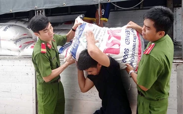 Lực lượng chống buôn lậu tỉnh Long An bắt giữ xe chở đường cát nhập lậu qua biên giới. Ảnh: THÚY PHƯỢNG