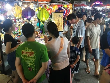 Nhộn nhịp chợ đêm Sơn Trà.
