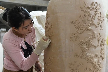 Trong không khí Tết Nguyên đán đang đến gần, người dân làng gốm Bát Tràng lại tất bật sản xuất để phục vụ thị trường.