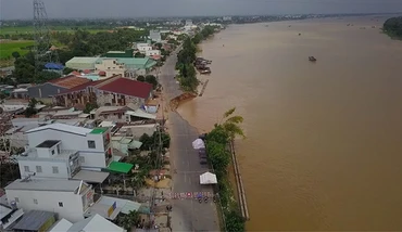Quốc lộ 91 đoạn qua xã Bình Mỹ, huyện Châu Phú (An Giang) bị sạt lở.