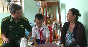 Đại tá Nguyễn Ngọc Minh, Chính ủy Bộ Chỉ huy Bộ đội Biên phòng tỉnh Phú Yên thăm hỏi, hỗ trợ học sinh các gia đình khó khăn.