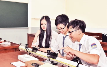 Giờ thực hành của học sinh lớp chuyên Lý, Trường THPT Chu Văn An. Ảnh: NGỌC MAI
