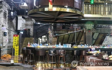 Hiện trường vụ sập gác xép trong hộp đêm tại Hàn Quốc, ngày 27-7. (Ảnh: Yonhap)
