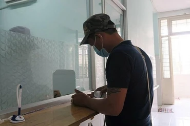 Bệnh nhân HIV nhận thuốc ARV do BHYT chi trả. (Ảnh: Cục Phòng, chống HIV/AIDS)