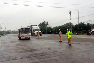 Lực lượng chức năng tăng cường kiểm soát và xử lý các phương tiện cố tình vi phạm.