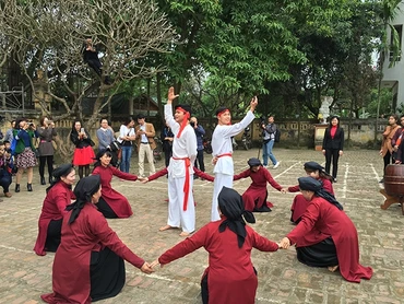 Trình diễn hát Xoan tại đình cổ Hùng Lô (TP Việt Trì, Phú Thọ).