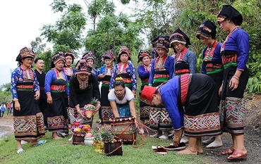 Tết té nước của người dân tộc Lào tại bản Na Sang 1, xã Núa Ngam, huyện Ðiện Biên (Ðiện Biên).