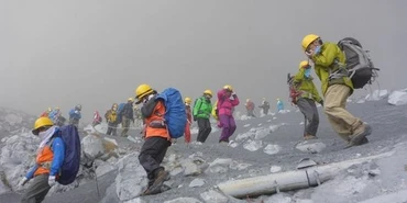Các nhân viên cứu hộ trên đỉnh núi lửa Ontake. (Ảnh: AP).