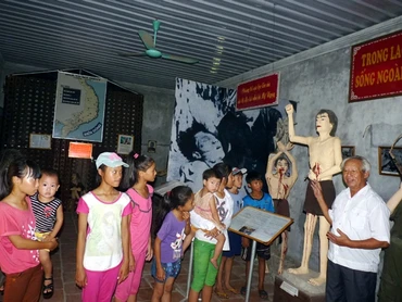 Qua các kỷ vật, ông Bảng giúp các em học sinh hiểu về cuộc sống trong lao tù của các chiến sĩ.