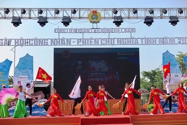 Công nhân biểu diễn văn nghệ tại ngày hội.