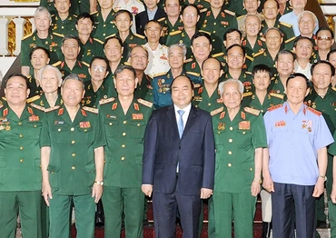 Thủ tướng Nguyễn Xuân Phúc với các cựu chiến binh. Ảnh: TRẦN HẢI