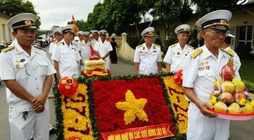 Dâng hương các liệt sĩ của Đoàn tàu không số.