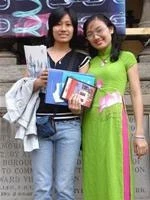 Hoàng Dung và Bích Ngọc ở Cheltenham.