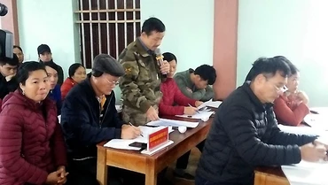 Đại diện gia đình bà Hoàng Thị Lý đối thoại với chính quyền địa phương.