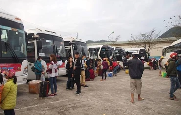 Công nhân lên xe sẵn sàng khởi hành.