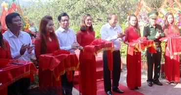 Các đại biểu cắt băng khánh thành cụm thông tin đối ngoại đầu tiên tại Quảng Bình.