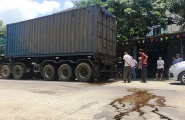 Người dân chặn xe chở rác vì gây ô nhiễm môi trường.