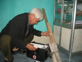 Ông Nguyễn Ngọc Tuỵ chuẩn bị lên
đường đi sơ cứu người bị tai nạn giao thông.