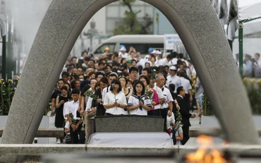 Mọi tầng lớp người dân thành phố Hiroshima tới lễ tưởng niệm (Ảnh: AP/Kyodo)