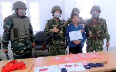 BĐBP bắt giữ Vàng A Dơ cùng ma túy tang vật.