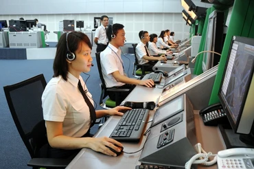 Kiểm soát viên không lưu điều hành bay tại Trung tâm Kiểm soát không lưu Hà Nội.