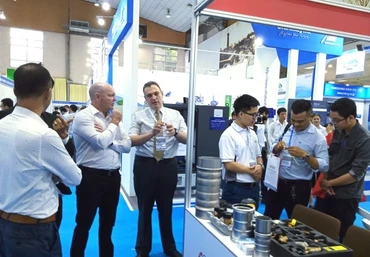 Các đại biểu tham quan gian trưng bày sản phẩm.