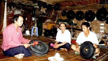 Hồn mường bản trong bóng nhà sàn cổ.