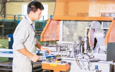Dây chuyền sản xuất vách kính, cửa sổ, cầu thang kính tại Công ty cổ phần công nghiệp châu Á - CAG (Khu công nghiệp Thạch Thất). Ảnh: THU HÀ