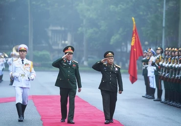 Đại tướng Lương Cường, Bí thư T.Ư Đảng, Ủy viên Thường vụ Quân ủy T.Ư, Chủ nhiệm Tổng cục Chính trị QĐND Việt Nam cùng Trung tướng Thoong-loi Sỉ-lị-vông, Ủy viên T.Ư Đảng, Thứ trưởng Quốc phòng, Chủ n