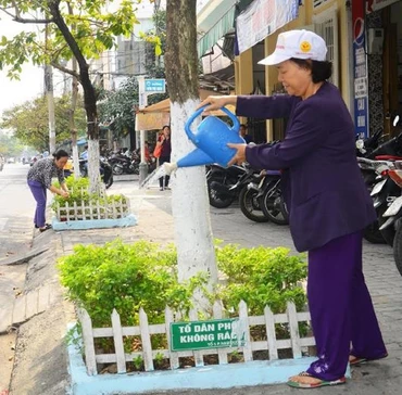 Các hội viên chăm sóc cây xanh dọc các tuyến đường.