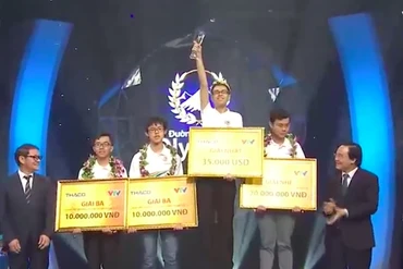 Trần Thế Trung (THPT chuyên Phan Bội Châu, Nghệ An) trên bục cao nhất của cuộc thi Đường lên đình Olympia 2019