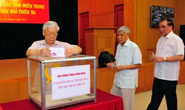 Tổng Bí thư Nguyễn Phú Trọng; nguyên Tổng Bí thư Lê Khả Phiêu, Nông Đức Mạnh ủng hộ đồng bào các tỉnh miền trung. Ảnh: ĐĂNG KHOA
