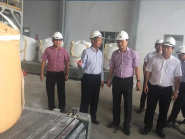 Chuyên gia, cán bộ kỹ thuật kiểm tra chất lượng sản phẩm alumin sản xuất tại Nhà máy alumin Nhân Cơ (Đác Nông).