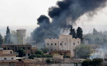 Lực lượng của Thổ Nhĩ Kỳ tiếp tục đánh bom thị trấn Ras al-Ayn, Syria, ngày 13-10. (Ảnh: EPA)