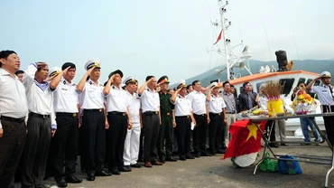 Phút tưởng niệm những người đồng đội đã hy sinh trong trận hải chiến Gạc Ma 1988.