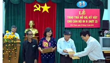 Đại diện Sở Nội vụ tỉnh Bình Thuận trao hồ sơ, kỷ vật cho cán bộ đi B và thân nhân cán bộ đi B.