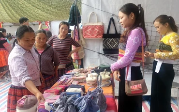 Gian trưng bày và bán đồ lưu niệm của đồng bào dân tộc tại Hội nghị Xúc tiến đầu tư du lịch hai xã Hang Kia, Pà Cò.