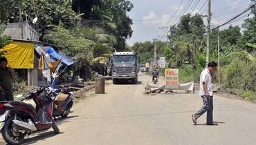 Người dân dùng vật cản ngăn xe chở đá trên đường Đinh Quang Ân (TP Biên Hòa, tỉnh Đồng Nai).