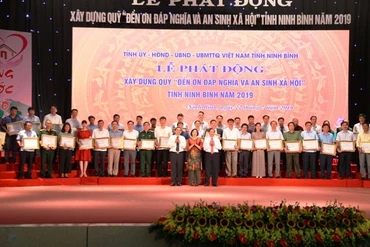 Trao giấy chứng nhận tôn vinh các tổ chức, cá nhân đóng góp cho quỹ.