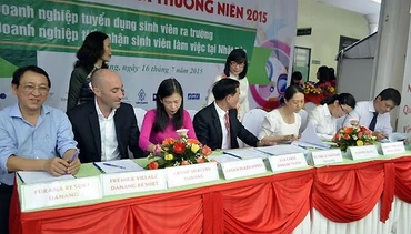 Các doanh nghiệp ký kết tuyển dụng.
