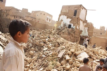 Trẻ em Yemen đứng trên đống đổ nát của một tòa nhà. (Ảnh: UNICEF).