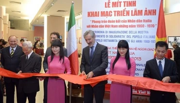 Đại diện lãnh đạo các ban, ngành cắt băng khánh thành triển lãm.