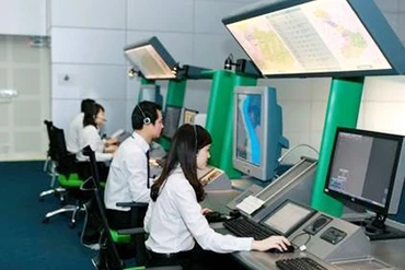Kíp trực điều hành bay tại Trung tâm Kiểm soát đường dài Hà Nội.