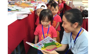 Đưa trẻ đến với các sự kiện sách là một cách hữu hiệu nhằm khuyến khích trẻ đọc sách.