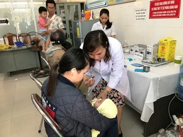 Ngành y tế Quảng Nam tập trung tiêm phòng bệnh sởi cho trẻ em.