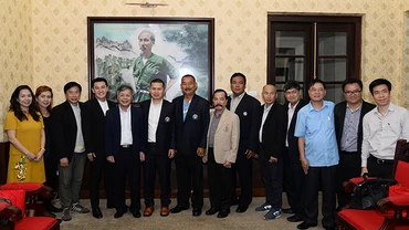 Đồng chí Phan Huy Hiền, Phó Tổng Biên tập Báo Nhân Dân chụp ảnh lưu niệm với đoàn đại biểu của Liên đoàn báo chí Thái-lan sau buổi làm việc.