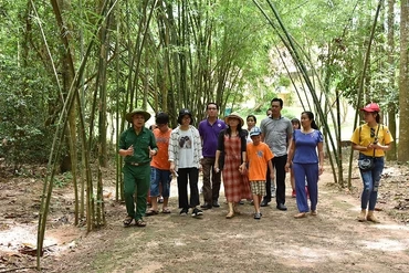 Hướng dẫn viên mặc trang phục thanh niên xung phong dẫn khách tham quan Khu di tích lịch sử địa đạo Củ Chi.
