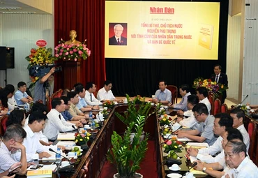 Buổi lễ ra mắt sách.