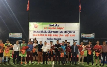 Đại diện Ban Tổ chức và cầu thủ tham dự giải tại lễ khai mạc chiều tối 5-1.